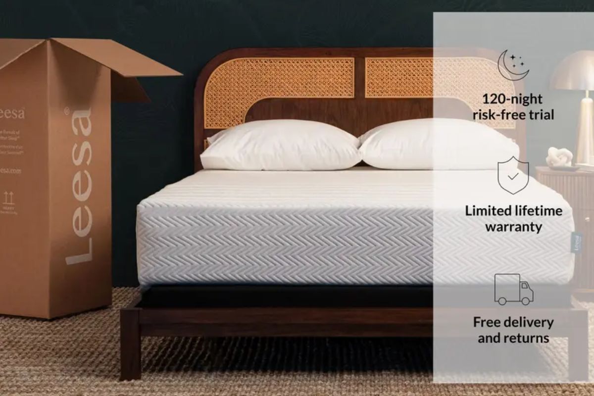 The Leesa Legend Hybrid mattress with the delivery box and the benifits: 120-nigh risk-free trial, Limited lifetime warranty and free delivery and returns.