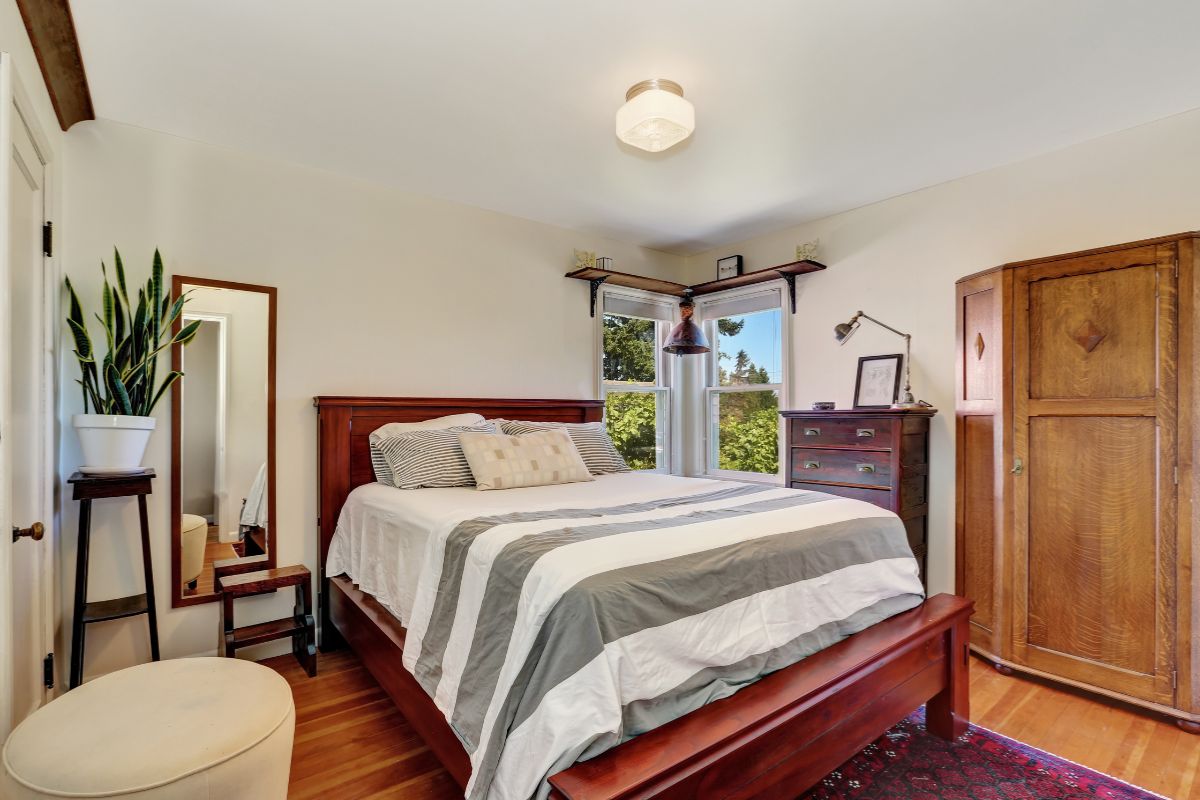 Queen size bed in a modern bedroom showing standard dimensions and overall mattress size
