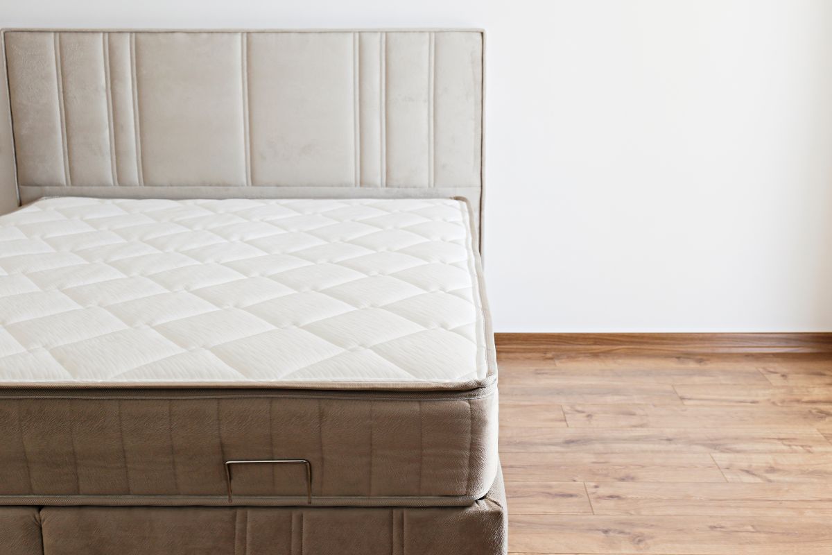 How Thick Is a Full Size Mattress? Close-up of a full size mattress showing height and thickness profile