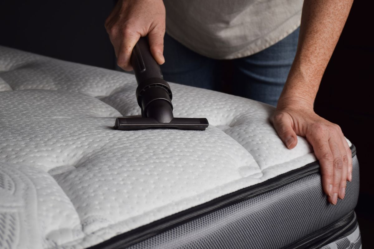 How to Store a Twin Mattress? Cleaning a twin mattress with a vacuum before storing it properly