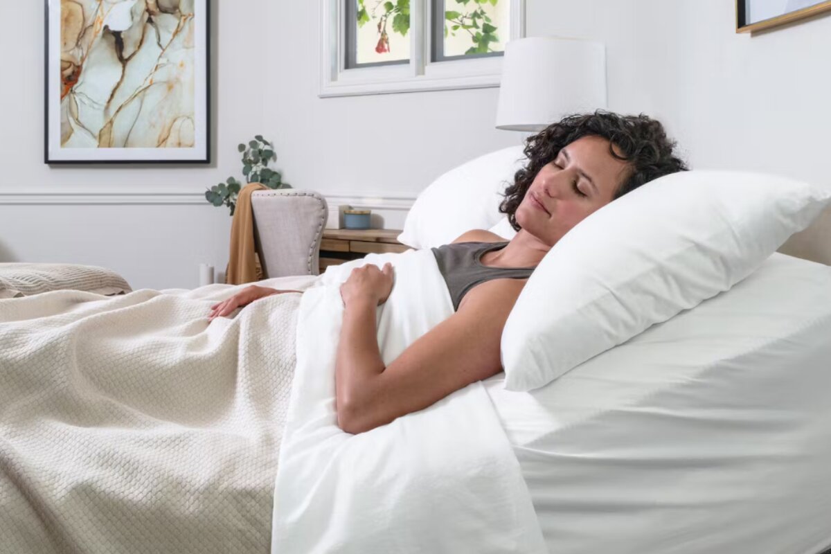 A woman sleeping on a hybrid mattress.