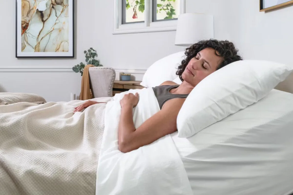 A woman sleeping on a hybrid mattress.