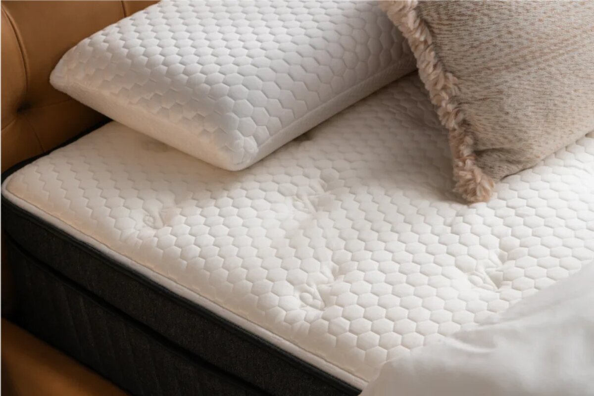 A close up of a hybrid mattress.