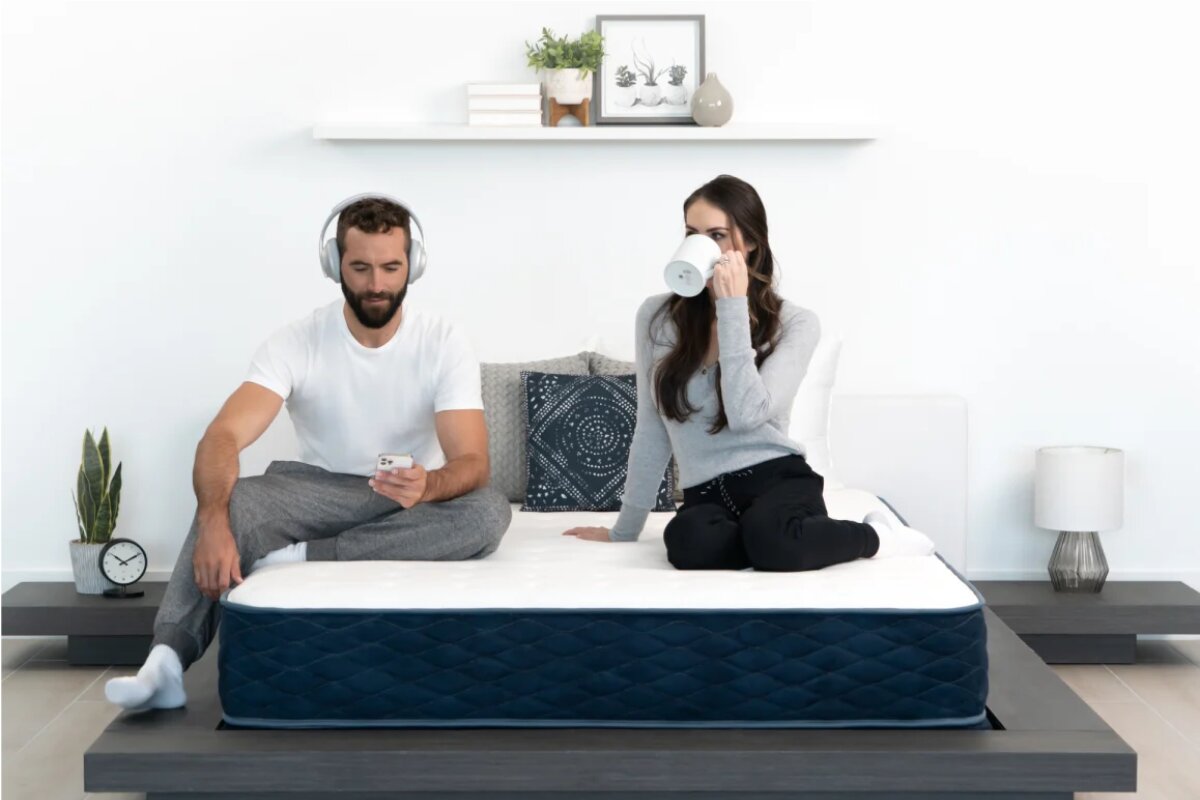 A couple sitting on the Dreamfoam Hybrid.
