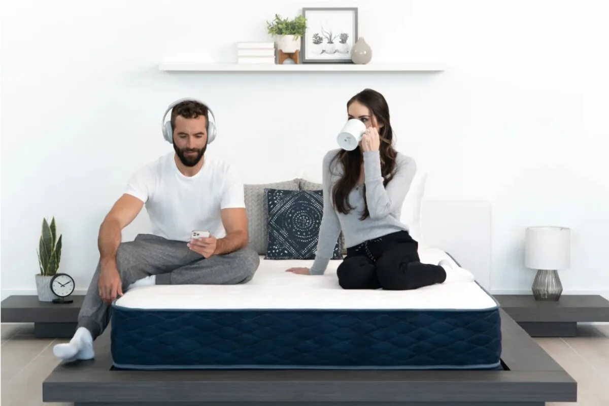 A couple sitting on the Dreamfoam Hybrid.