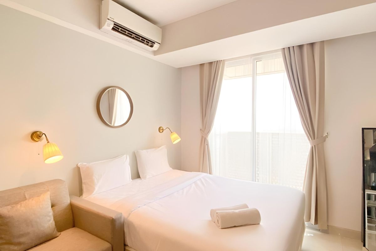 Well-ventilated bedroom with air conditioning and natural light, illustrating how a cooler sleep environment can help reduce heat retention in a memory foam mattress