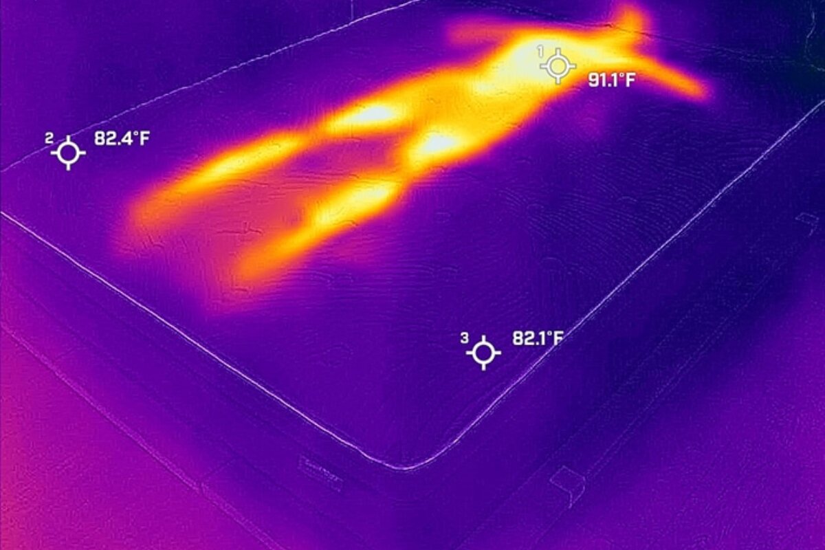 A heat image of a person who is using the bed, very visible.