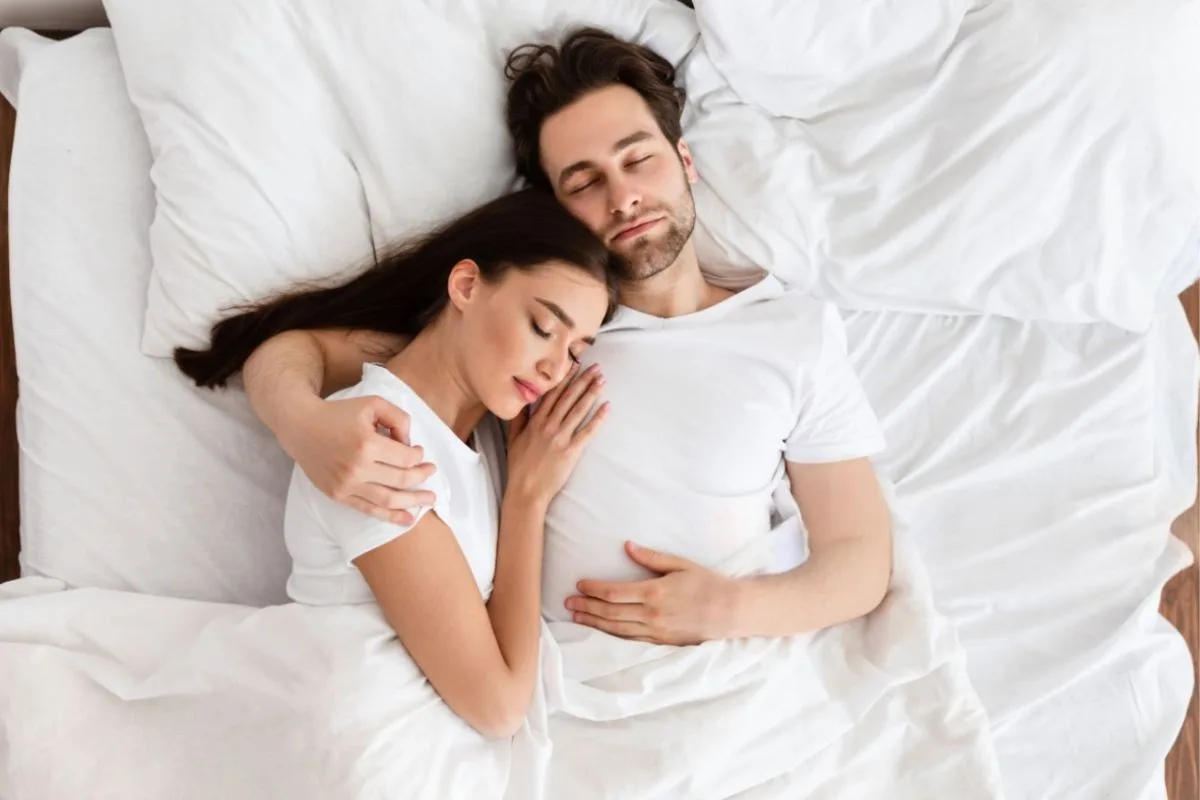 Couple sleeping comfortably on a hybrid mattress, demonstrating strong motion isolation and pressure relief for shared sleep