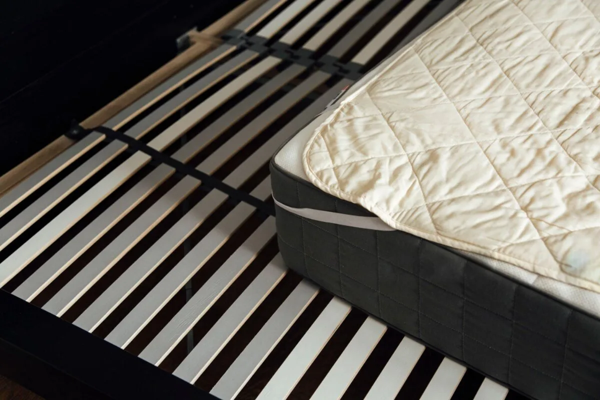 How Long Does a Latex Hybrid Mattress Last? A mattress protector on a mattress.