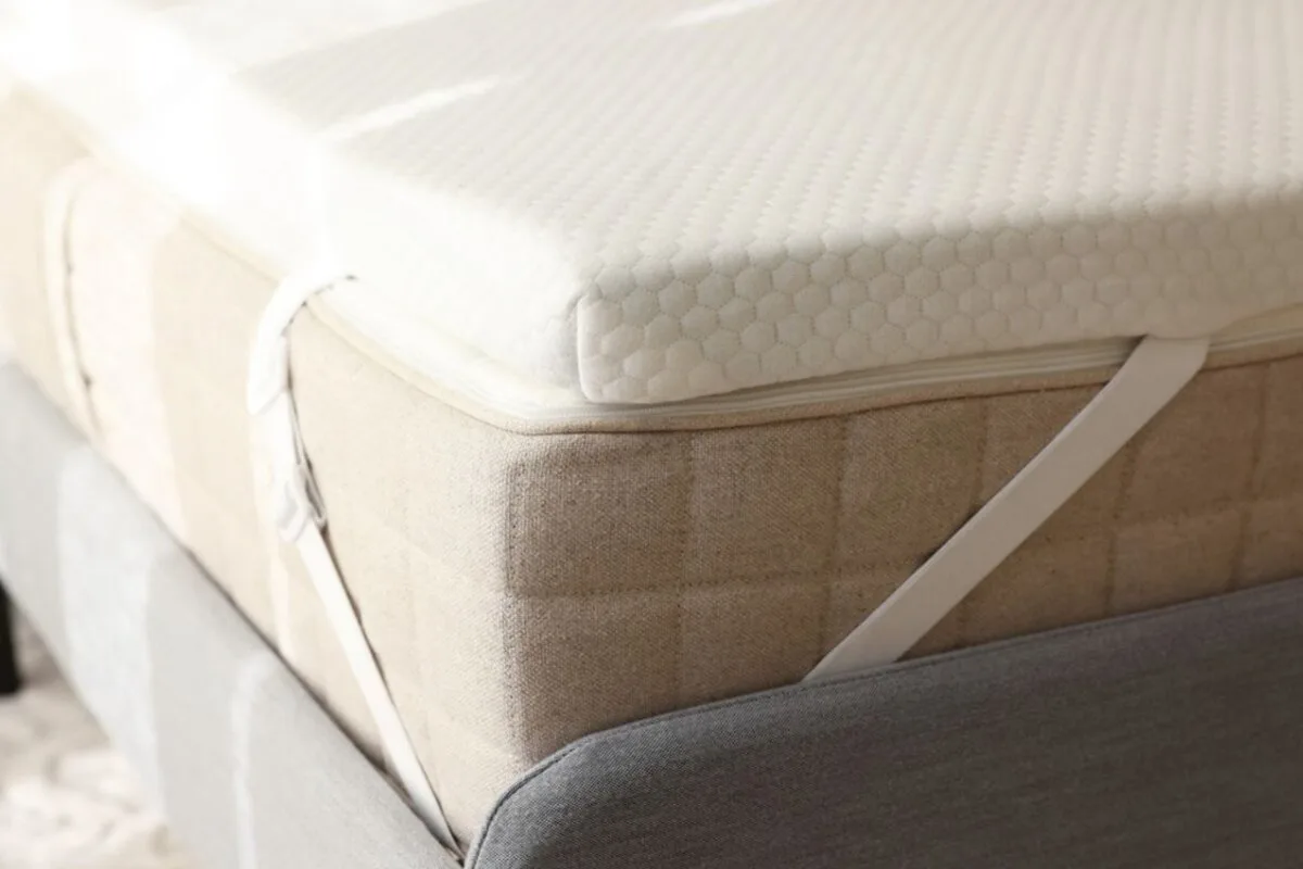 How Long Do Adjustable Firmness Mattresses Last? A mattress topper on top of the mattress.