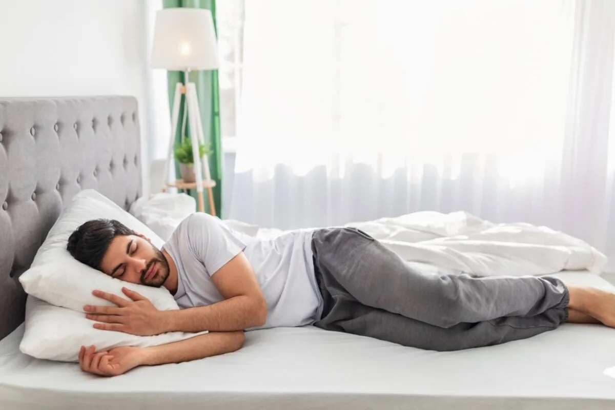 How Should Side Sleepers Sleep? A man sleeping on a bed.