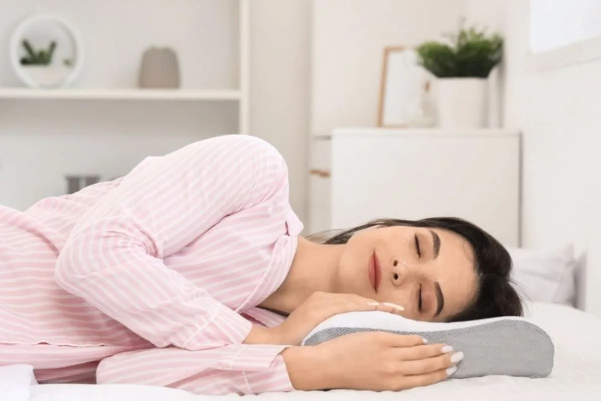 How High Should a Pillow Be for Side Sleepers? Side sleeper resting comfortably on an ergonomic pillow designed with the ideal loft for spinal alignment