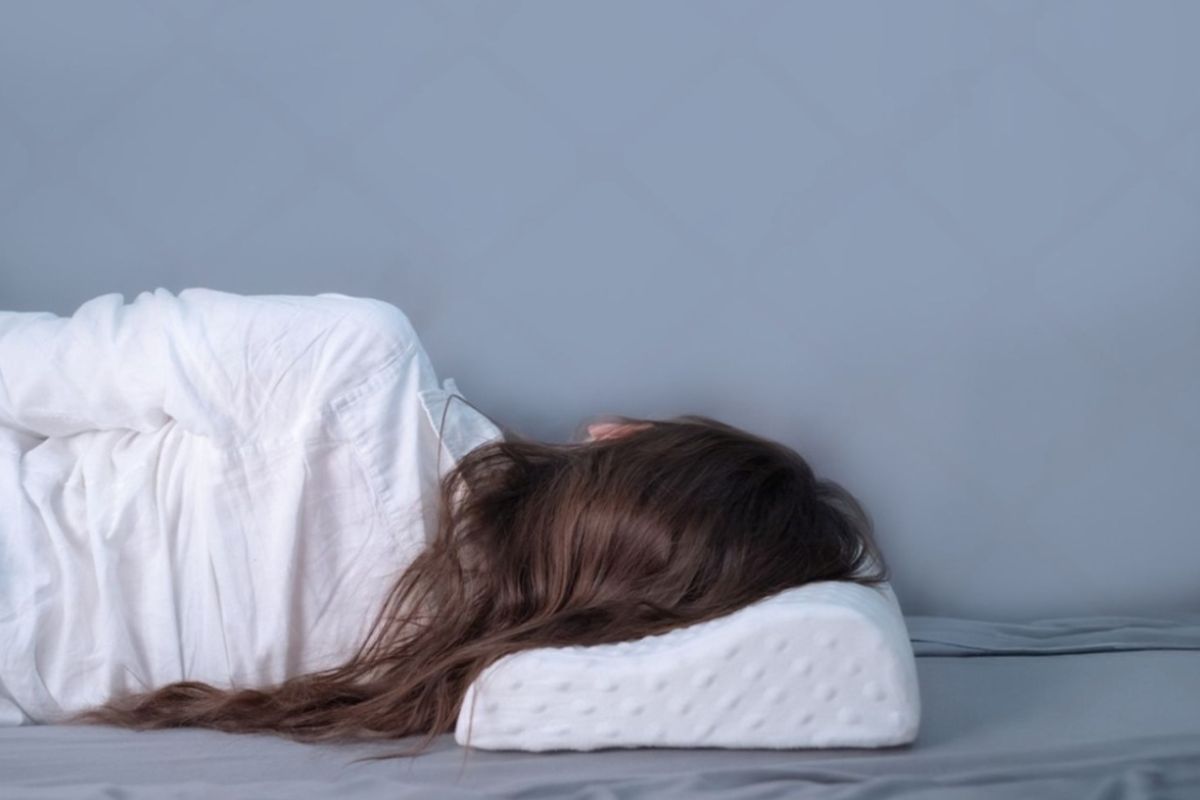 Side sleeper using a medium-loft pillow that keeps the head and neck properly aligned during sleep