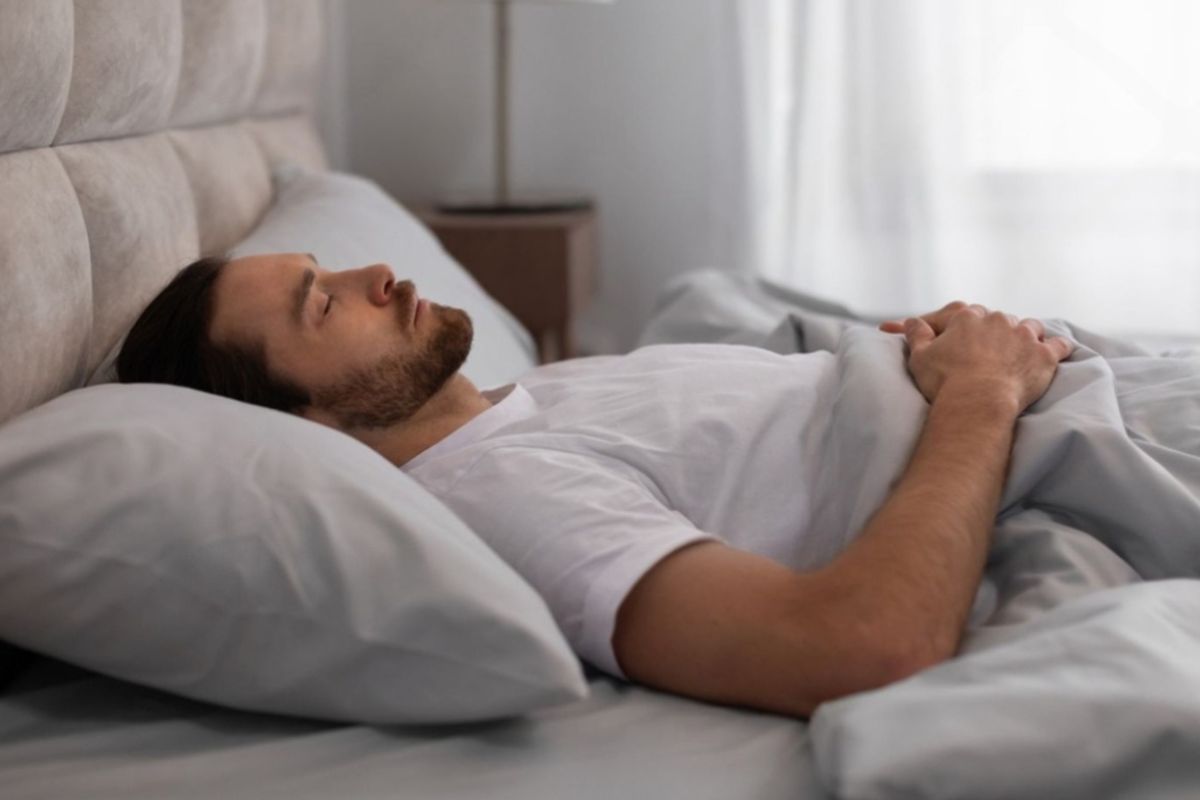 Back sleeper resting in a neutral position, demonstrating proper spinal alignment to help prevent back pain during sleep