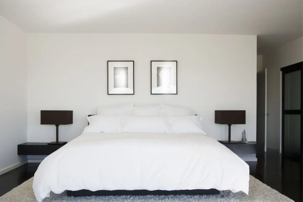 What Mattress Size Is Best for Couples? King-size bed in a spacious bedroom, demonstrating a mattress size that gives couples maximum sleeping room and freedom of movement