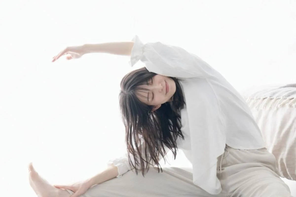 What’s the Best Pillow Firmness for Stomach Sleepers? Person stretching comfortably after waking up, representing improved sleep quality and reduced neck strain with the right pillow firmness
