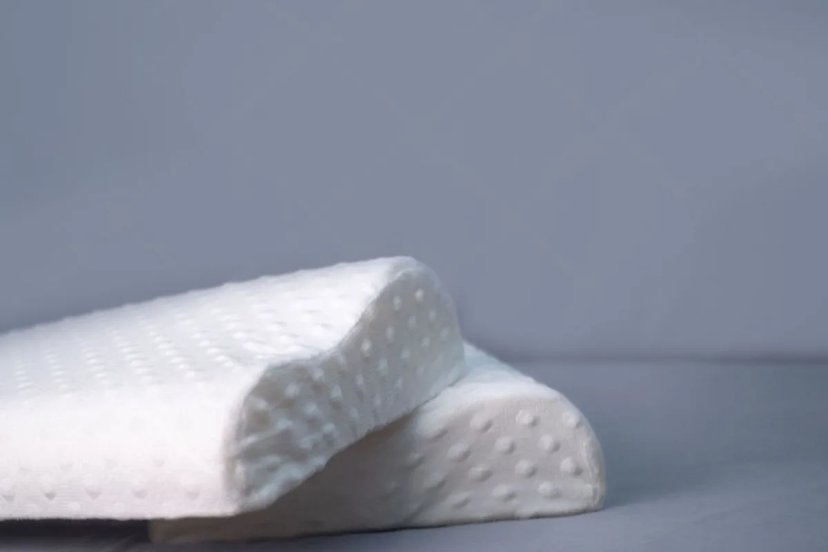 How to Prevent Back Pain for Combination Sleepers? Contoured ergonomic pillow designed to support proper spinal alignment and reduce back and neck pain during sleep