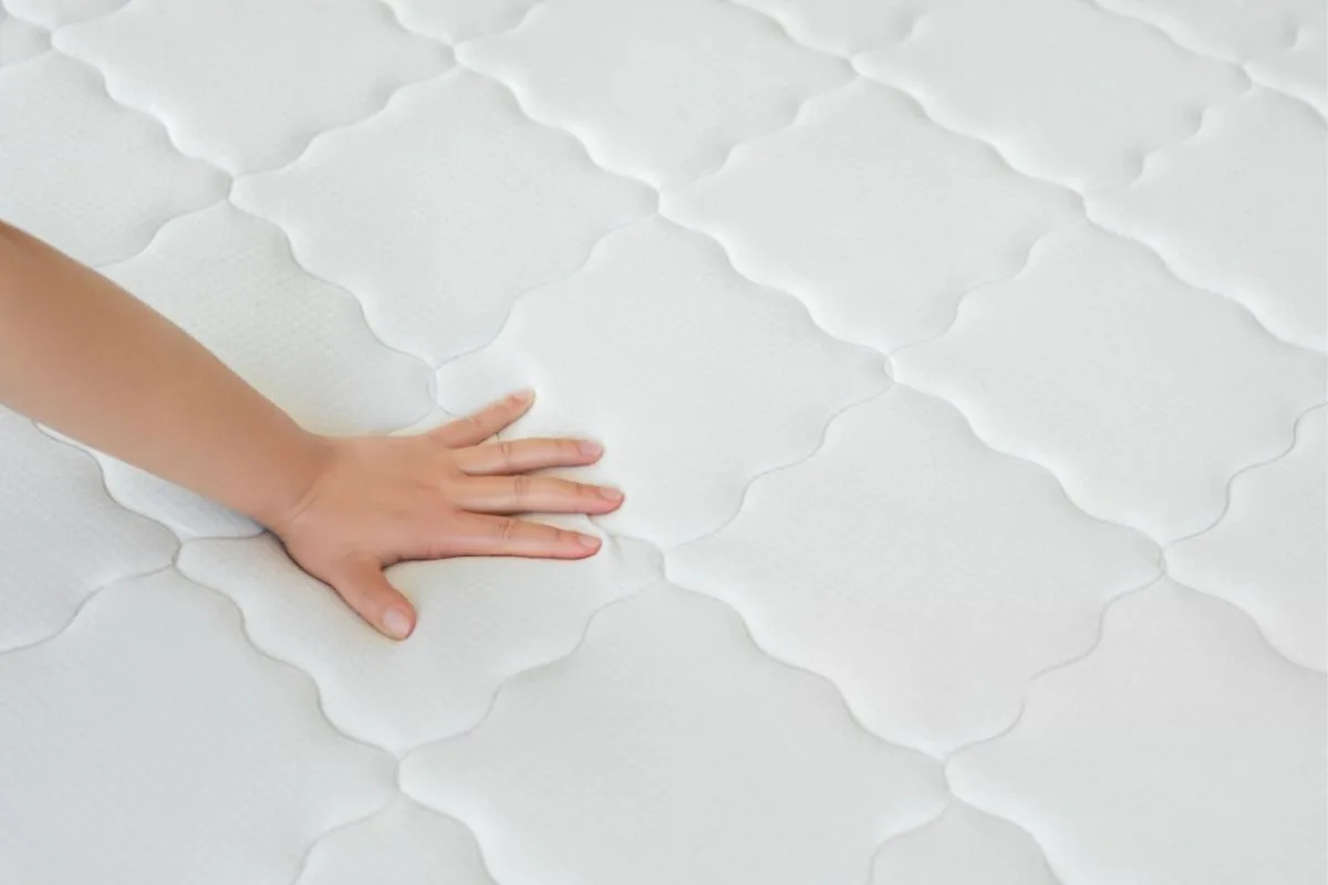 What Type of Mattress Is Best for Heavy People? Close-up of a mattress comfort layer being pressed, demonstrating responsive pressure relief and durable cushioning for heavier body types